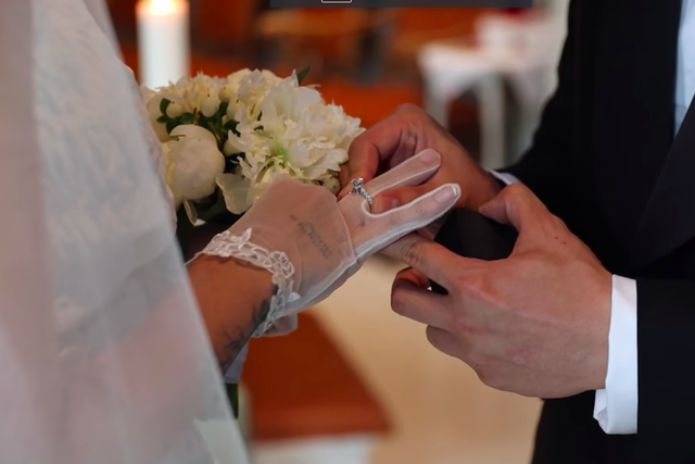 Ngo Thanh Van secretly held a wedding a year ago, wearing a bride's dress holding a photo of her adoptive father: 'It's been 22 years, I thought the wedding day would come sooner' - Photo 2.