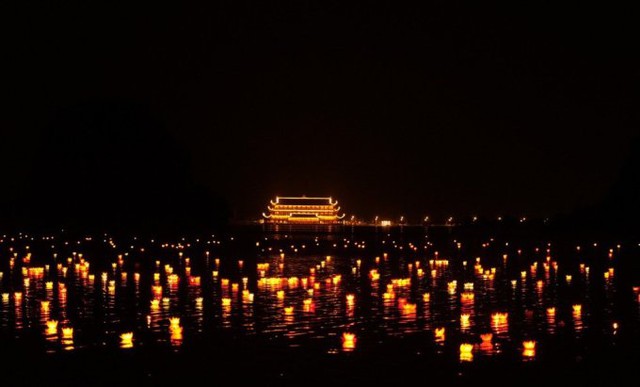 Mừng đại lễ Phật Đản 2022, KDL Quốc gia Tam Chúc miễn phí du thuyền tham quan cho du khách - Ảnh 1.