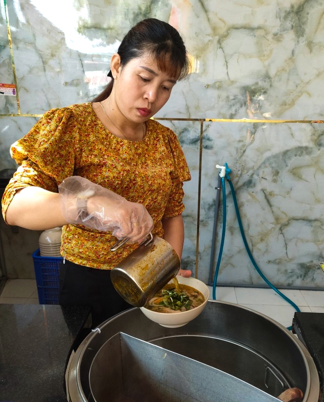 From her childhood selling lottery tickets, she is now the owner of 22 'thousand bowls' noodle shops in Ho Chi Minh City.  Ho Chi Minh City - Photo 2.