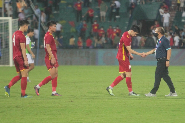 Vừa hết trận, thầy Park yêu cầu 6 cầu thủ U23 Việt Nam tập thêm ngay tại sân Việt Trì - Ảnh 1.