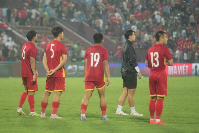 At the end of the match, Mr. Park asked 6 Vietnamese U23 players to practice more right at Viet Tri Stadium - Photo 2.