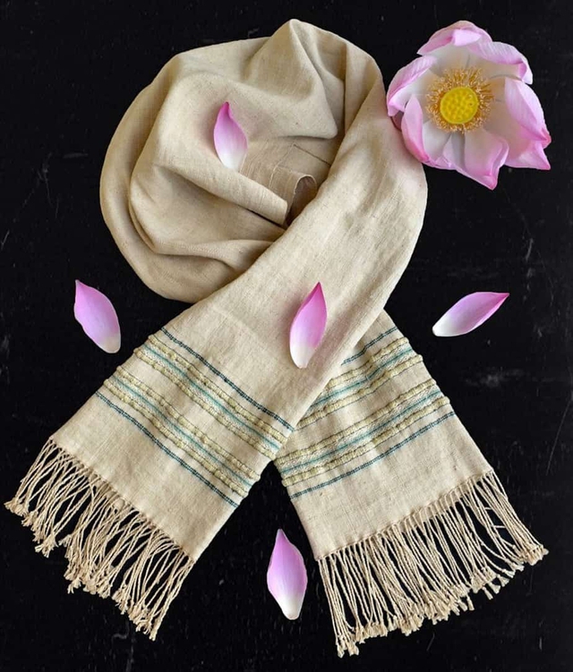 The woman broke the lotus stem to get lotus silk, a scarf cost 4.5 million VND - Photo 2.