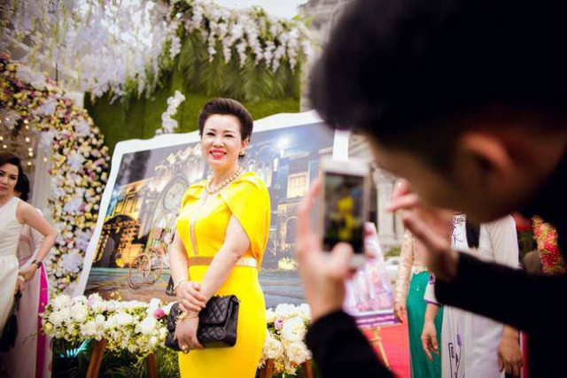  Chủ nhân toà lâu đài 7 tầng ở Nam Định - mẹ cô dâu 200 cây vàng sở hữu thần thái và nhan sắc khiến người đối diện trầm trồ  - Ảnh 3.