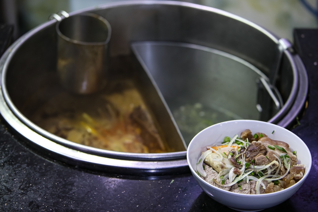 From her childhood selling lottery tickets, she is now the owner of 22 'thousand bowls' noodle shops in Ho Chi Minh City.  Ho Chi Minh City - Photo 3.