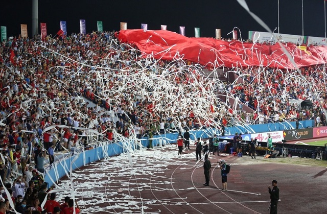 Controversial toilet paper rain on Viet Tri field: Phu Tho fan president speaks out - Photo 3.