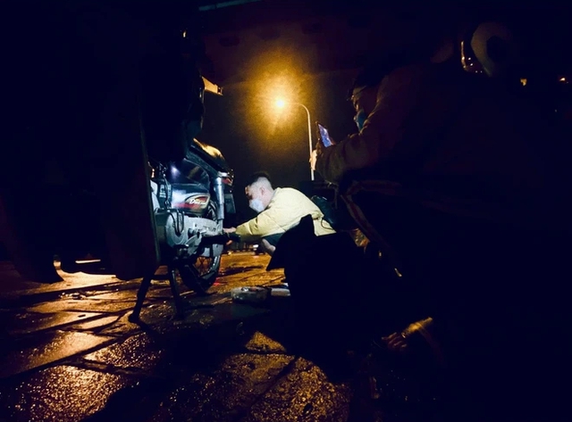 Biệt đội xuyên đêm giải cứu xe máy 0 đồng ở Hà Nội: “Không lãi được gì ngoài tình cảm” - Ảnh 4.
