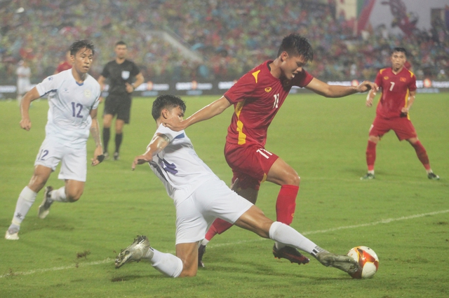At the end of the match, Mr. Park asked 6 Vietnamese U23 players to practice more right at Viet Tri Stadium - Photo 4.