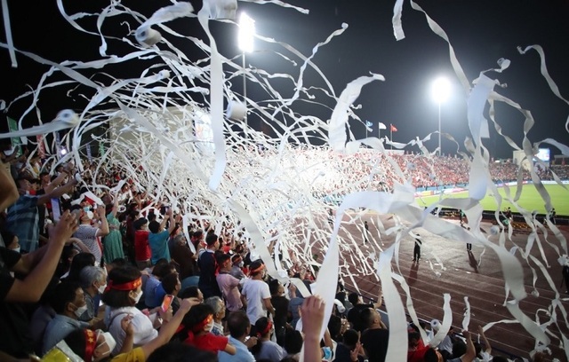 Controversial toilet paper rain on Viet Tri field: Phu Tho fan president speaks out - Photo 4.