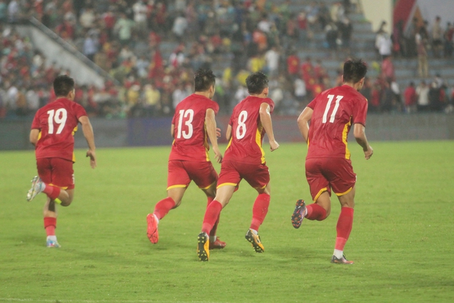 At the end of the match, Mr. Park asked 6 Vietnamese U23 players to practice more right at Viet Tri Stadium - Photo 5.