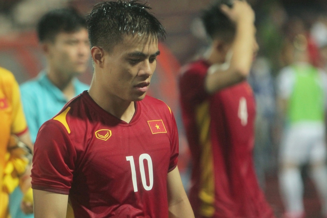 At the end of the match, Mr. Park asked 6 Vietnamese U23 players to practice more at Viet Tri Stadium - Photo 7.