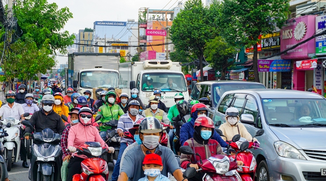 Choáng ngợp 10 làn xe rộng thênh thang ở Đại lộ Nguyễn Văn Linh: Không còn điểm đen ùn tắc - Ảnh 1.