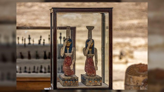 Khai quật được hàng trăm quan tài Ai Cập cổ đại, xác ướp mèo và tượng dát vàng gần Cairo - Ảnh 1.