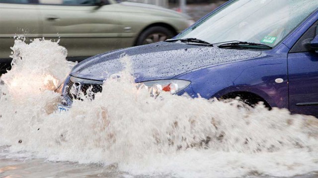 5 principles to help women drive safely in heavy rain - Photo 1. 5 principles to help women drive safely in heavy rain - Photo 1.