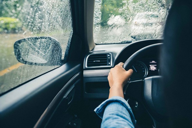 5 nguyên tắc giúp các chị em lái xe an toàn dưới trời mưa lớn - Ảnh 2.