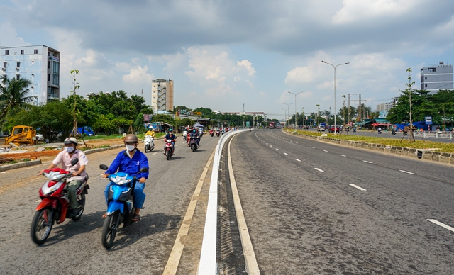 Choáng ngợp 10 làn xe rộng thênh thang ở Đại lộ Nguyễn Văn Linh: Không còn điểm đen ùn tắc - Ảnh 3.