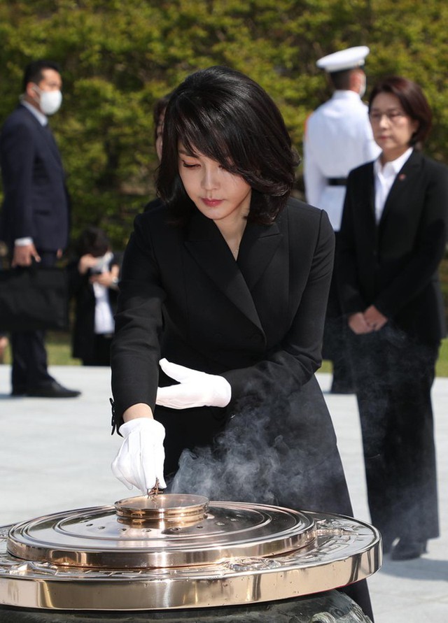 Netizens are feverish with the fashion sense of the First Lady of Korea - Photo 5.