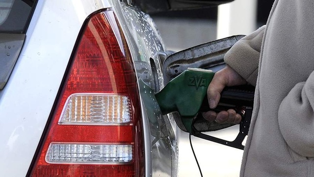 What is the average cost to fill up a car gas tank in the UK?  - Photo 1.