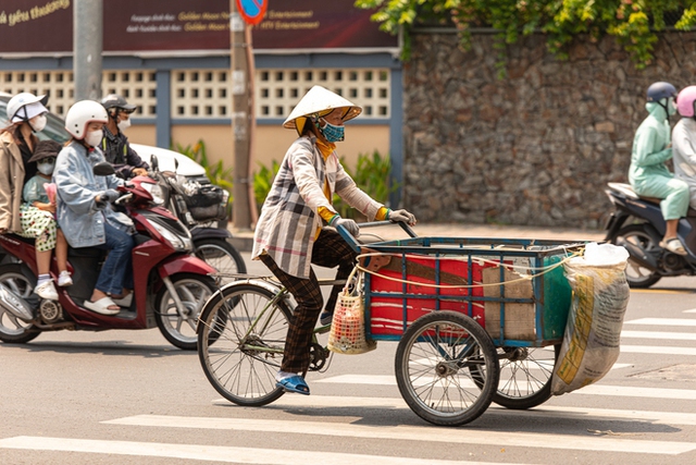Chùm ảnh: Người dân Sài Gòn vật vã dưới nắng nóng gay gắt - Ảnh 13.
