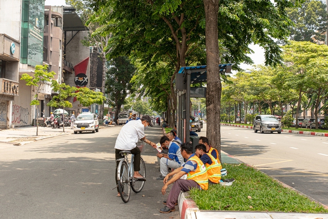 Chùm ảnh: Người dân Sài Gòn vật vã dưới nắng nóng gay gắt - Ảnh 19.
