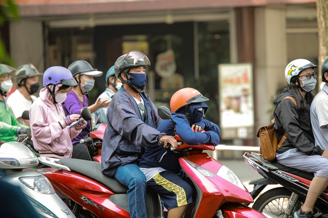 Chùm ảnh: Người dân Sài Gòn vật vã dưới nắng nóng gay gắt - Ảnh 3.