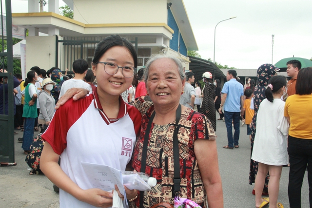 Xúc động hình ảnh phụ huynh đội nắng, khóc cười cùng con trong ngày thi vào lớp 10 ở mọi miền Tổ quốc - Ảnh 13.