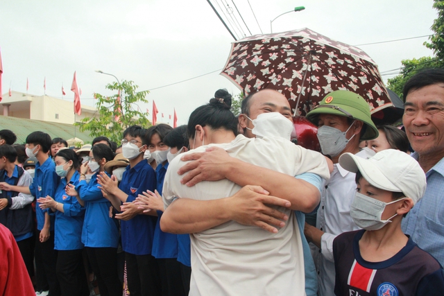 Xúc động hình ảnh phụ huynh đội nắng, khóc cười cùng con trong ngày thi vào lớp 10 ở mọi miền Tổ quốc - Ảnh 14.