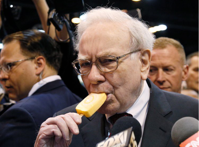 Tỷ phú 92 tuổi Warren Buffett ăn McDonald’s 3 lần/tuần, uống 5 lon Coca/ngày và rắc muối như bão tuyết: Muốn sống thọ, hãy ăn như đứa trẻ 6 tuổi - Ảnh 2.