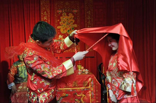 Đàn ông Trung Quốc khó cưới vợ vì thách cưới cao: Chú rể vừa phải có nhà, có xe, chưa kể hơn 1 tỷ đồng tiền sính lễ - Ảnh 3.