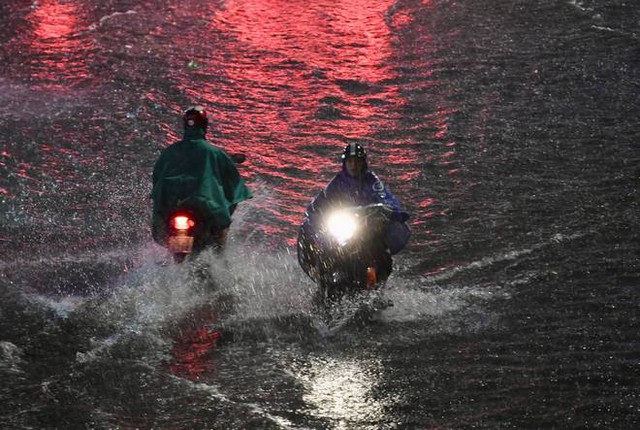  Nhiều tuyến phố ở Hà Nội ngập sâu, nước tràn vào nhà dân sau cơn mưa lớn kéo dài - Ảnh 3.