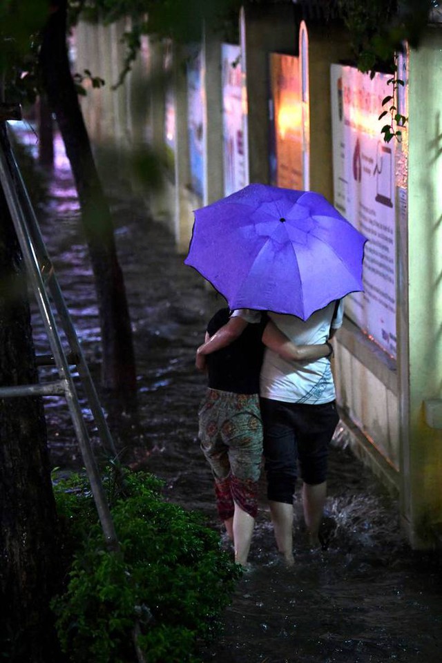  Nhiều tuyến phố ở Hà Nội ngập sâu, nước tràn vào nhà dân sau cơn mưa lớn kéo dài - Ảnh 13.