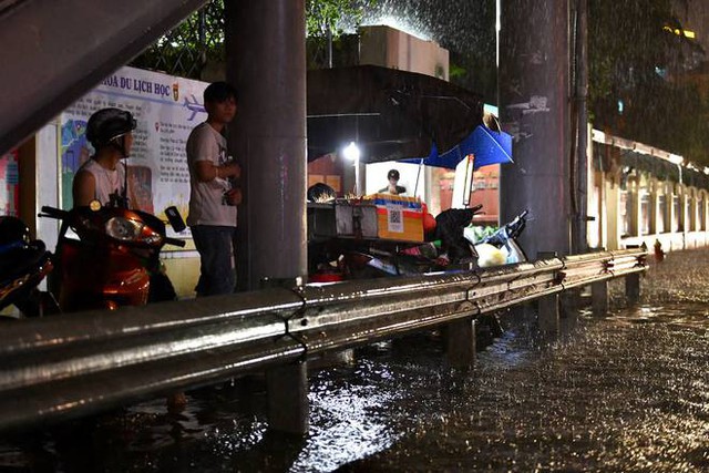  Nhiều tuyến phố ở Hà Nội ngập sâu, nước tràn vào nhà dân sau cơn mưa lớn kéo dài - Ảnh 14.