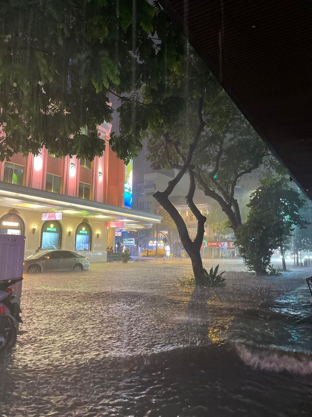  Nhiều tuyến phố ở Hà Nội ngập sâu, nước tràn vào nhà dân sau cơn mưa lớn kéo dài - Ảnh 17.