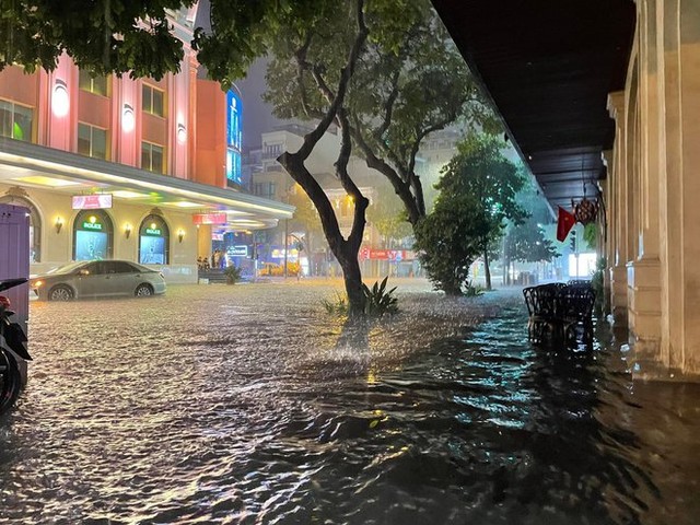  Nhiều tuyến phố ở Hà Nội ngập sâu, nước tràn vào nhà dân sau cơn mưa lớn kéo dài - Ảnh 18.