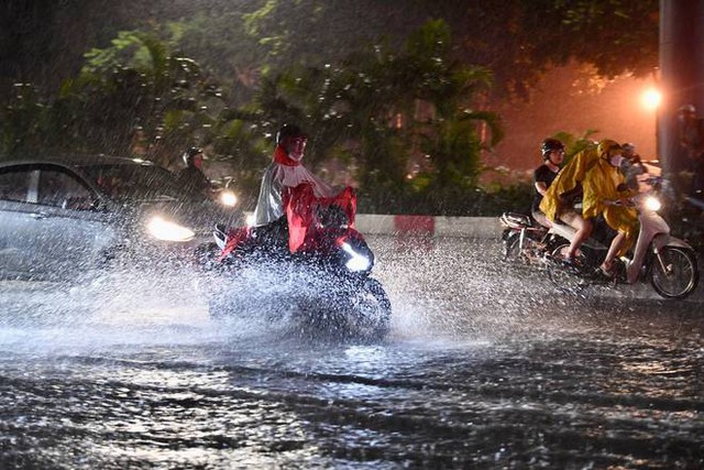  Nhiều tuyến phố ở Hà Nội ngập sâu, nước tràn vào nhà dân sau cơn mưa lớn kéo dài - Ảnh 4.