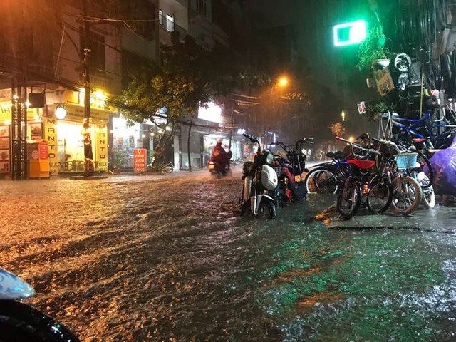  Nhiều tuyến phố ở Hà Nội ngập sâu, nước tràn vào nhà dân sau cơn mưa lớn kéo dài - Ảnh 23.