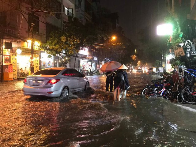  Nhiều tuyến phố ở Hà Nội ngập sâu, nước tràn vào nhà dân sau cơn mưa lớn kéo dài - Ảnh 24.