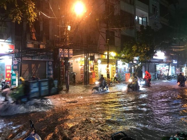  Nhiều tuyến phố ở Hà Nội ngập sâu, nước tràn vào nhà dân sau cơn mưa lớn kéo dài - Ảnh 25.