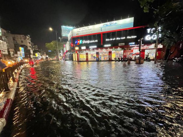 Nhiều tuyến phố ở Hà Nội ngập sâu, nước tràn vào nhà dân sau cơn mưa lớn kéo dài - Ảnh 27.