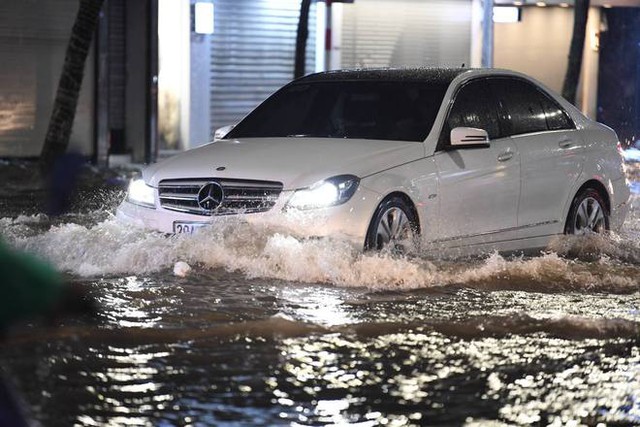  Nhiều tuyến phố ở Hà Nội ngập sâu, nước tràn vào nhà dân sau cơn mưa lớn kéo dài - Ảnh 28.