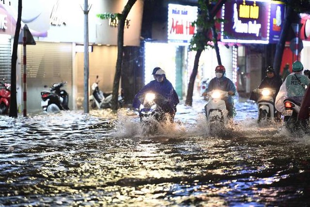  Nhiều tuyến phố ở Hà Nội ngập sâu, nước tràn vào nhà dân sau cơn mưa lớn kéo dài - Ảnh 29.
