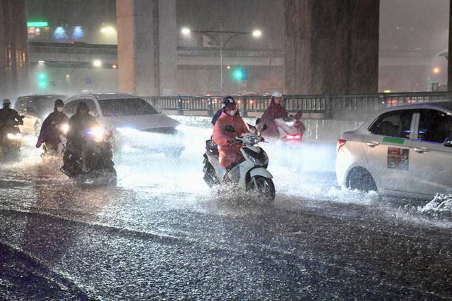  Nhiều tuyến phố ở Hà Nội ngập sâu, nước tràn vào nhà dân sau cơn mưa lớn kéo dài - Ảnh 5.