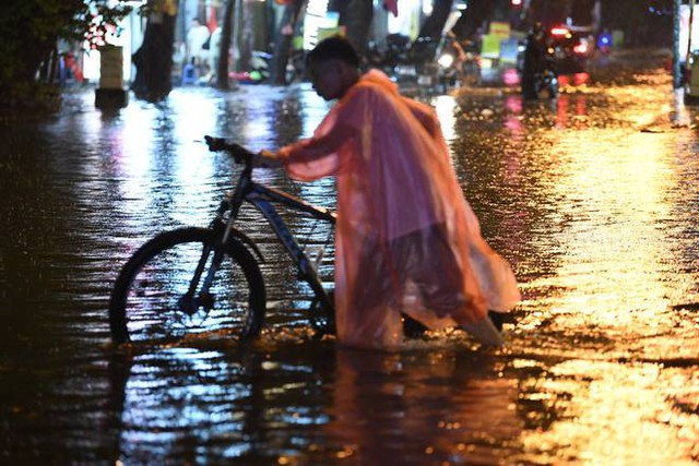  Nhiều tuyến phố ở Hà Nội ngập sâu, nước tràn vào nhà dân sau cơn mưa lớn kéo dài - Ảnh 34.