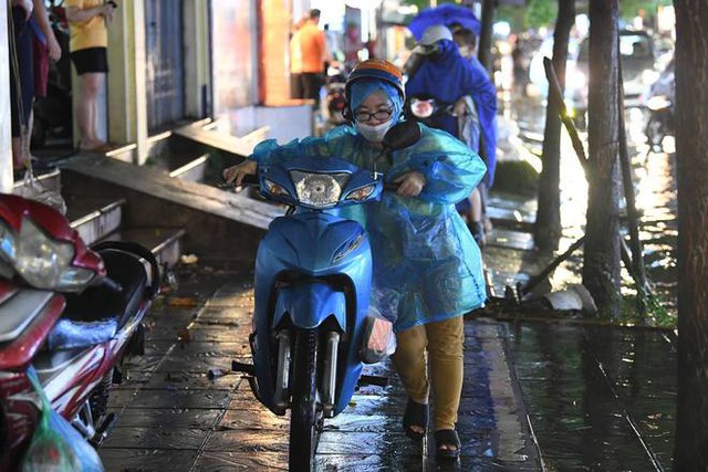  Nhiều tuyến phố ở Hà Nội ngập sâu, nước tràn vào nhà dân sau cơn mưa lớn kéo dài - Ảnh 35.