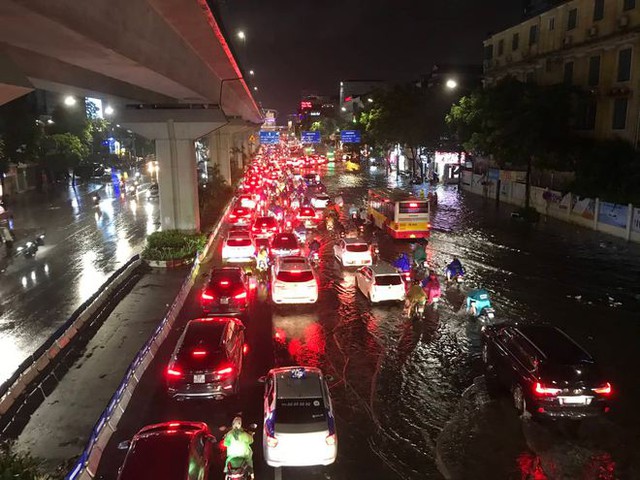  Nhiều tuyến phố ở Hà Nội ngập sâu, nước tràn vào nhà dân sau cơn mưa lớn kéo dài - Ảnh 6.