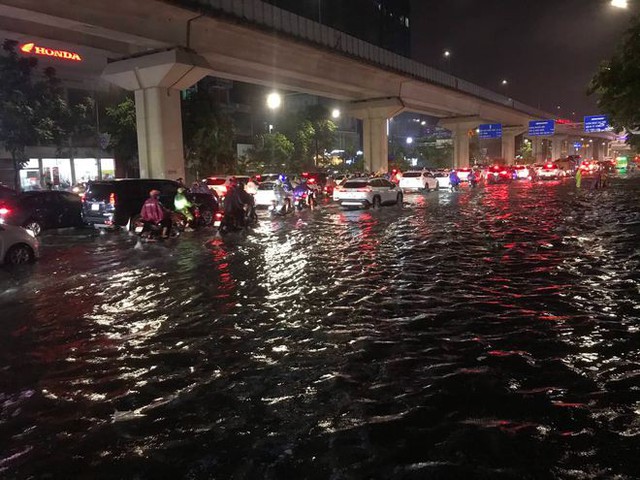  Nhiều tuyến phố ở Hà Nội ngập sâu, nước tràn vào nhà dân sau cơn mưa lớn kéo dài - Ảnh 7.
