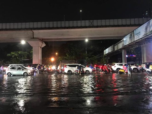  Nhiều tuyến phố ở Hà Nội ngập sâu, nước tràn vào nhà dân sau cơn mưa lớn kéo dài - Ảnh 8.