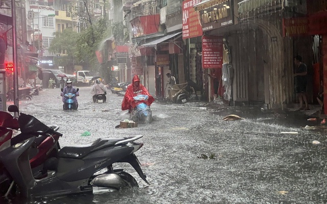 Mưa lớn gây ngập úng nhiều tuyến phố ở Thủ đô Hà Nội. (Ảnh: TTXVN)