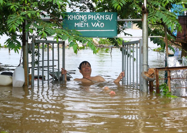 Hà Nội: Bãi giữa sông Hồng biến thành ốc đảo, người dân phải đi đò vào bờ - Ảnh 11.