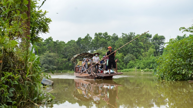 Hà Nội: Bãi giữa sông Hồng biến thành ốc đảo, người dân phải đi đò vào bờ - Ảnh 2.