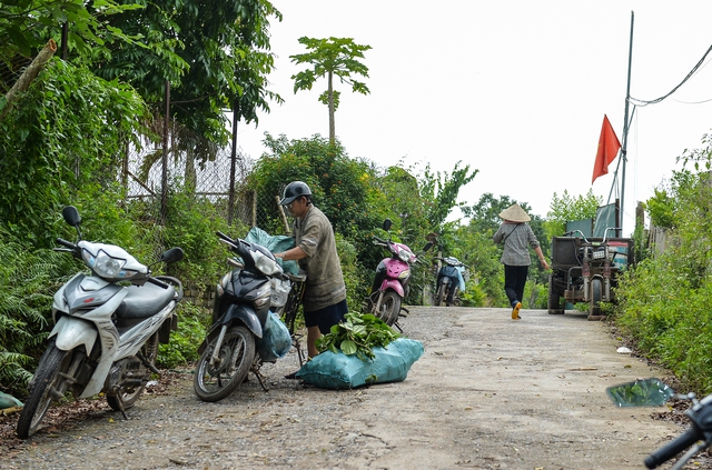 Hà Nội: Bãi giữa sông Hồng biến thành ốc đảo, người dân phải đi đò vào bờ - Ảnh 3.